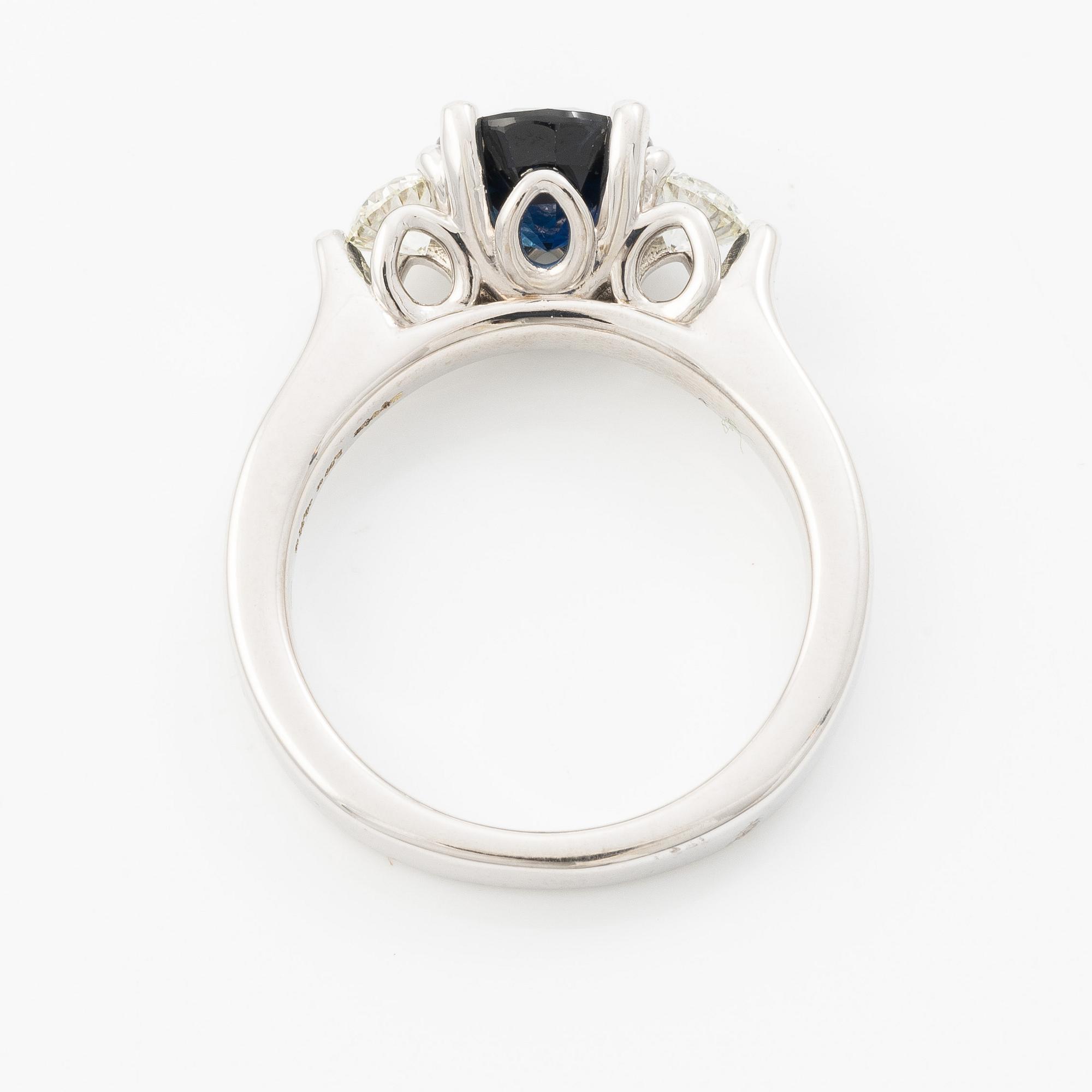 Ring 18K white gold with sapphire and brilliant-cut diamonds.