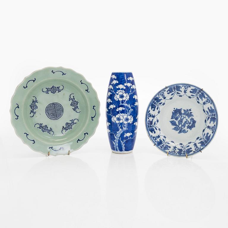Two blue and white dishes and a vase, China, 18th/20th century.