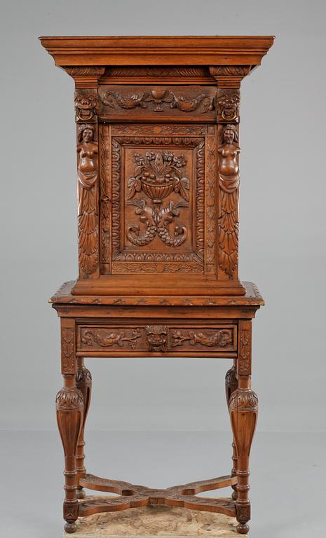 SKÅP PÅ BENSTÄLLNING, sent 1800-tal.