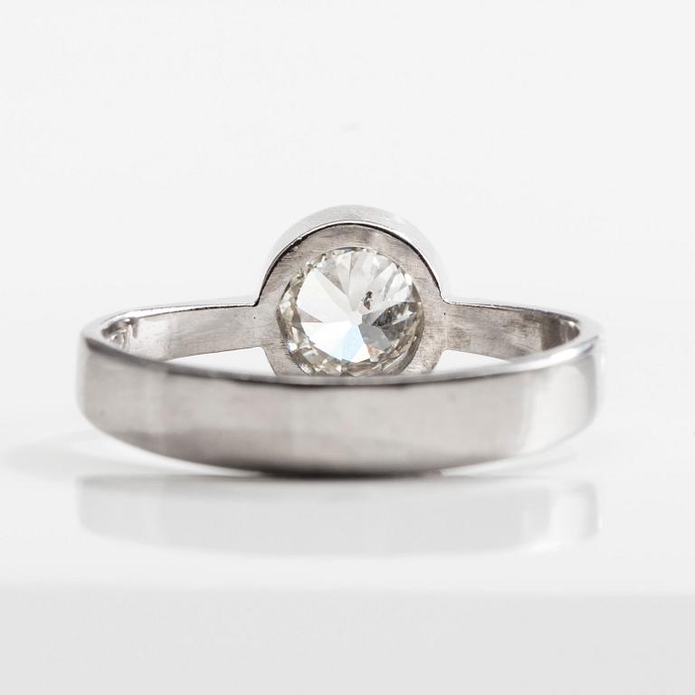 RING, 18K vitguld, gammalslipad diamant ca 0,90 ct. IMB Stockholm 1986. Vikt 3,3 g.