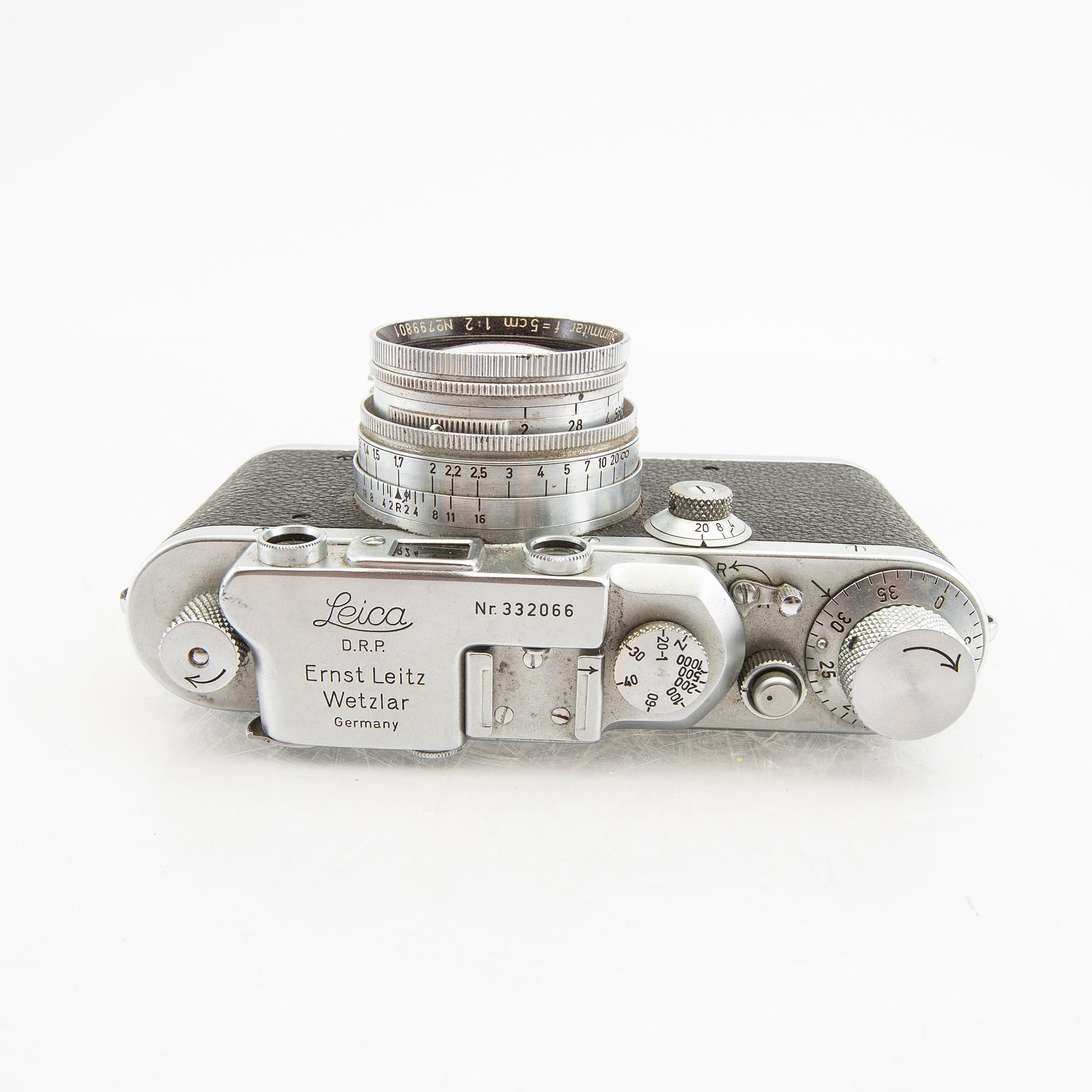 Kameror 2 st samt tillbehör Leica.