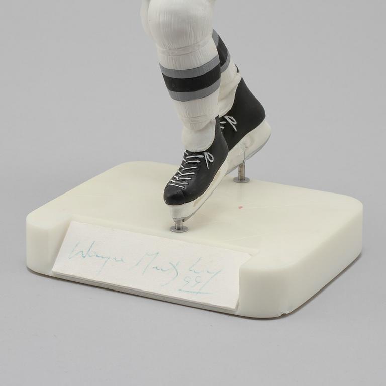 SKULPTUR, gjutmassa, av ishockeyspelaren Wayne Gretzky, signerad, daterad 99 och numrerad 20/99, Salvino Inc, U.S.A.