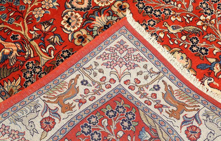 A Sarouk rug, approx. 212 x 140 cm.