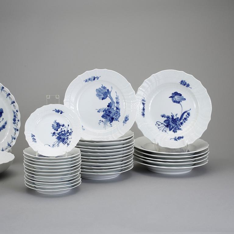 MATSERVIS, 61 delar, porslin, "Blå Blomst", Royal Copenhagen, Danmark.