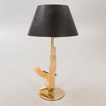 Philippe Starck, bordslampa, "Table Gun", Flos, formgiven 2005.