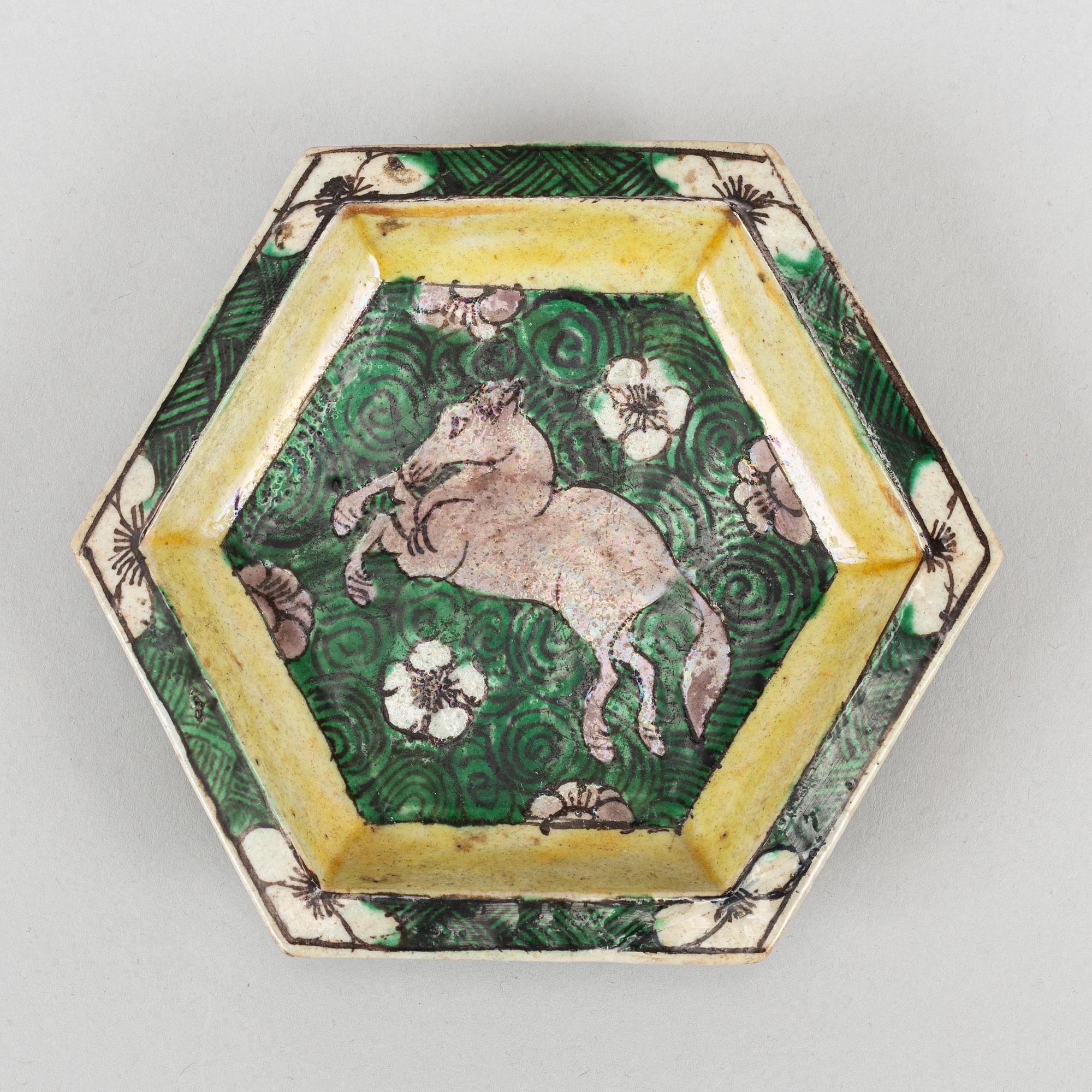 A pair of Kangxi cabaret dishes.