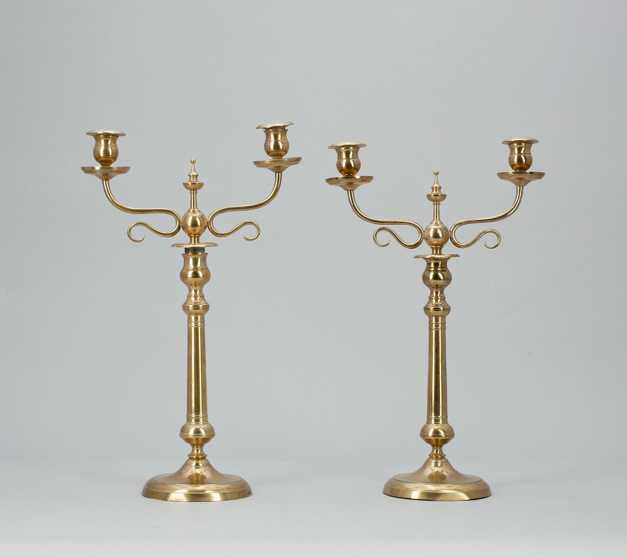 KANDELABRAR, ett par, mässing, omkring sekelskiftet 1900.