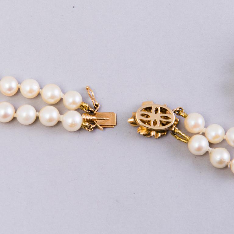 Double-strand cultured pearl necklace, clasp in 14K gold, Seaborne, Usa.