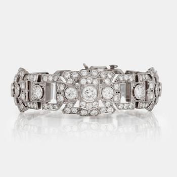 479. A 1940's brilliant-cut diamond bracelet. Total carat weight of diamonds circa 10.00 cts.