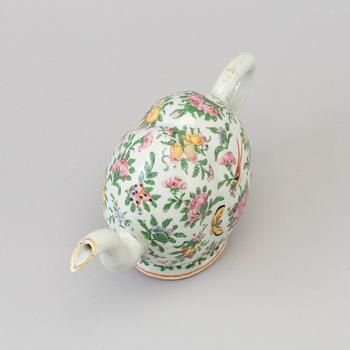 A Chinese cadogan tea pot, Canton, Qing dynasty, 19th Century.