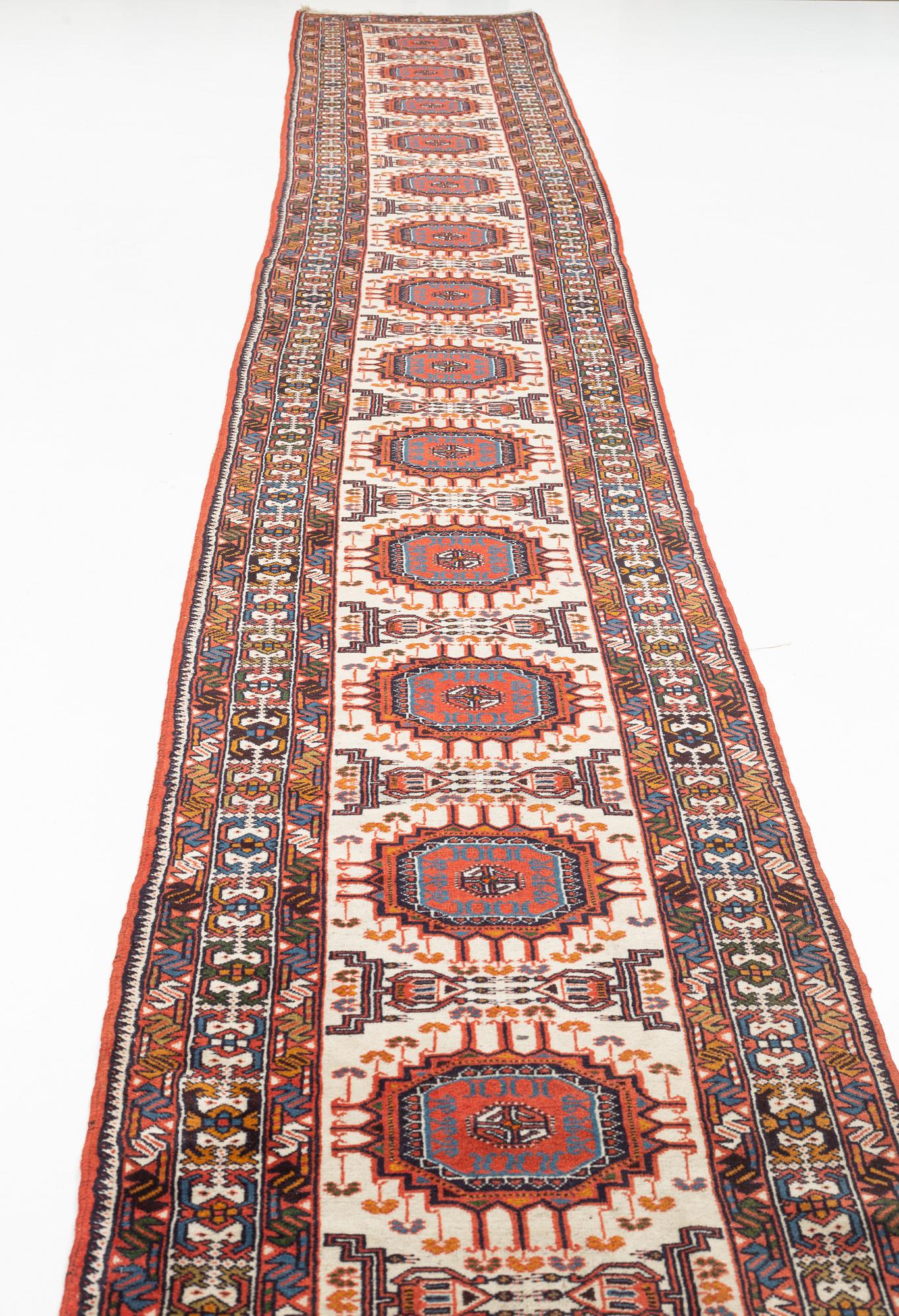 Gallerimatta, Karadja, ca 642 x 87 cm.