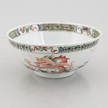 A wucai porcelain bowl, China, Qingdynasty, early 18th century.