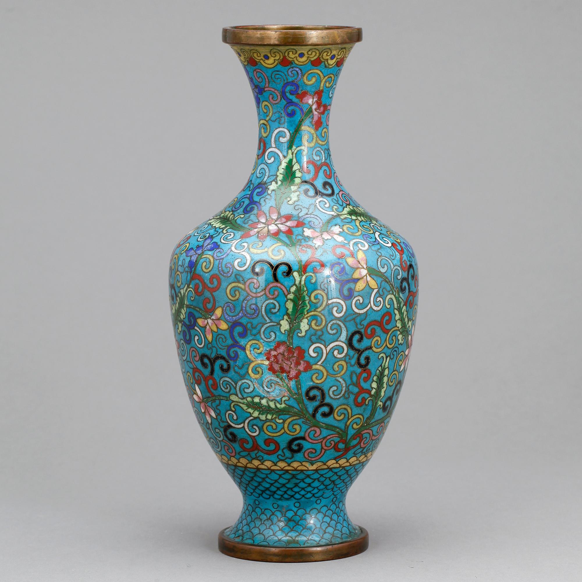 VAS, cloisonne, Kina 1900-tal.