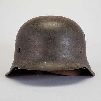 A 20TH CENTURY GERMAN MILITARY HELMET.