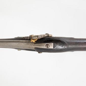 Slaglåsgevär, brittiskt svenskt, ändrat från flintlås.
