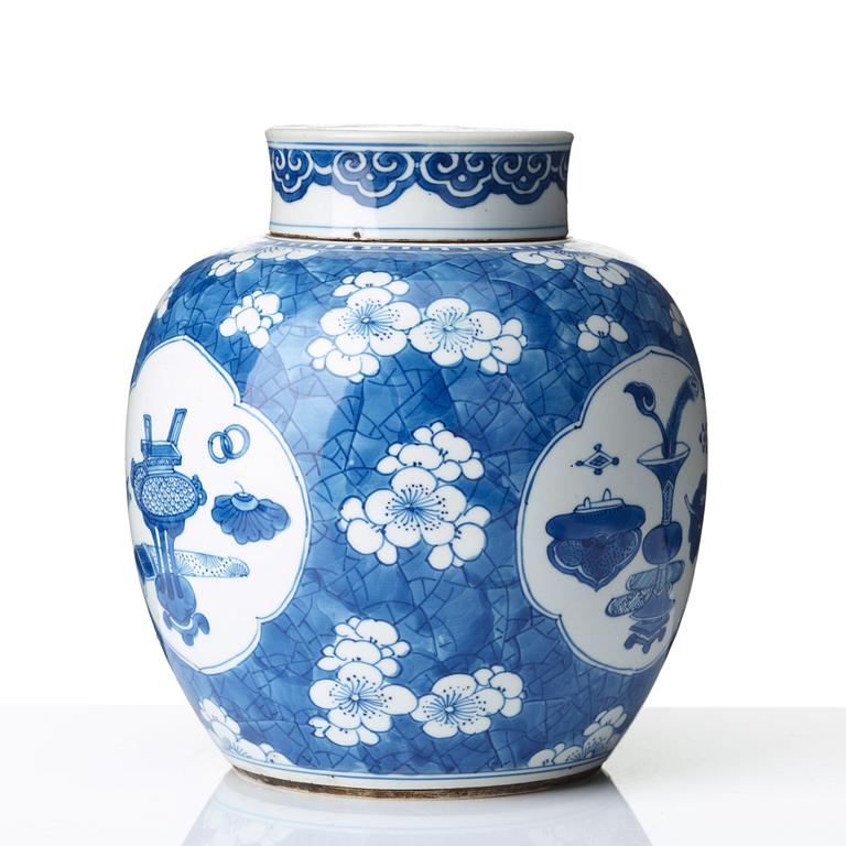 A blue and white jar with cover, Qing dynasty, Kangxi (1662-1722).