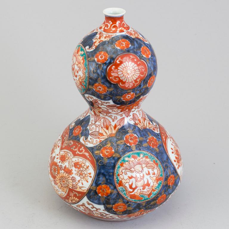 A Japanese imari vase, Meiji (1868-1912).