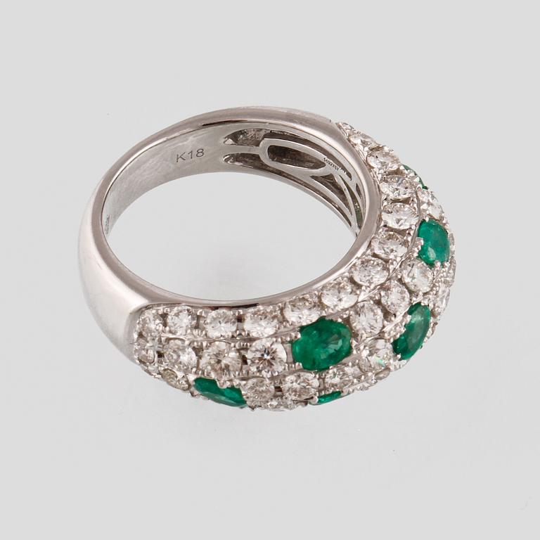 RING, 18K vitguld med 55 briljantslipade diamanter 2.68 ct samt 7 ovalslipade smaragder 1.18  ct. Vikt 7,4 gram.