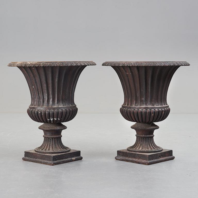 A pair of garden urns, circa 1900.