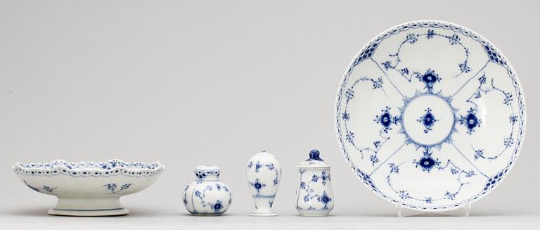 SERVISDELAR, 46 st, "Musselmalet", Royal Copenhagen, Danmark, 1900-talets andra hälft.