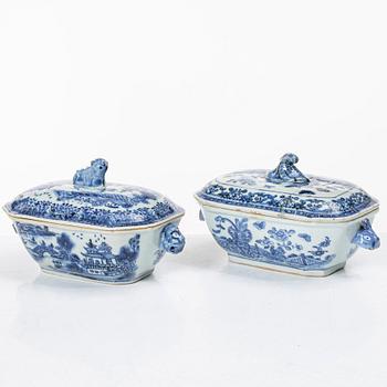 Fat samt smörterriner med fat, 2 st, porslin, Kina, Qianlong (1736-95).