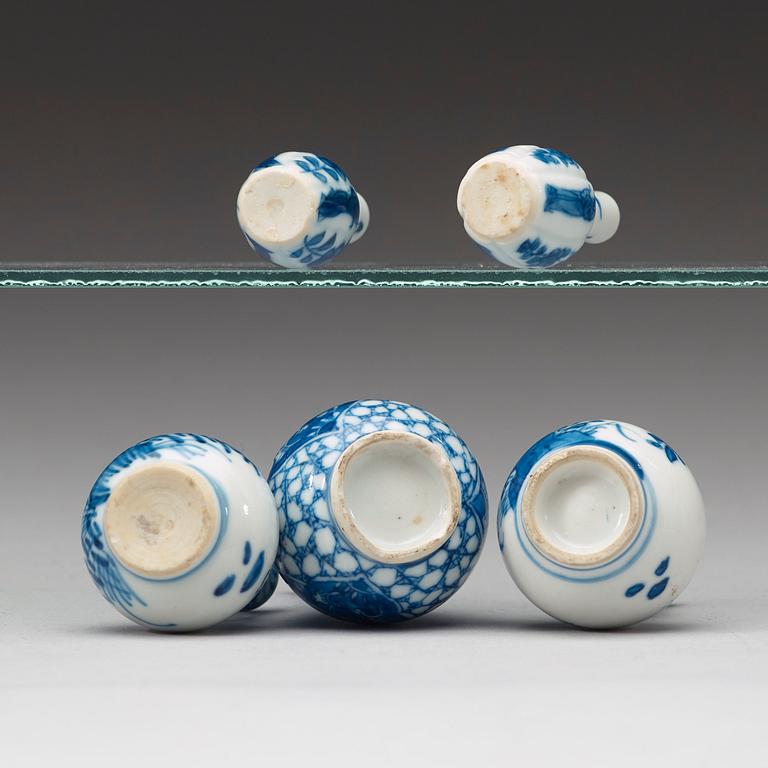 A set of five blue and white miniature vases, Qing dynasty, Kangxi (1662-1722).