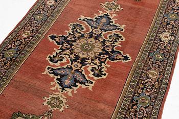 Gallerimatta, antik Mahal, Västra Persien, ca 467 x 170 cm.