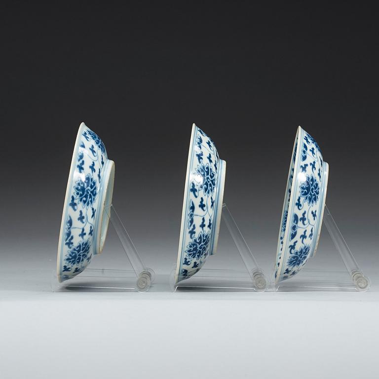 A set of three blue and white lotus dishes, Qing dynasty, 19th Century with Daoguangs seal mark i underglaze blue.