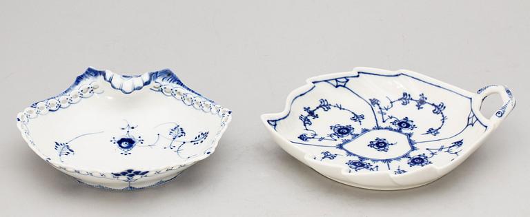 SERVISDELAR, 46 st, "Musselmalet", Royal Copenhagen, Danmark, 1900-talets andra hälft.