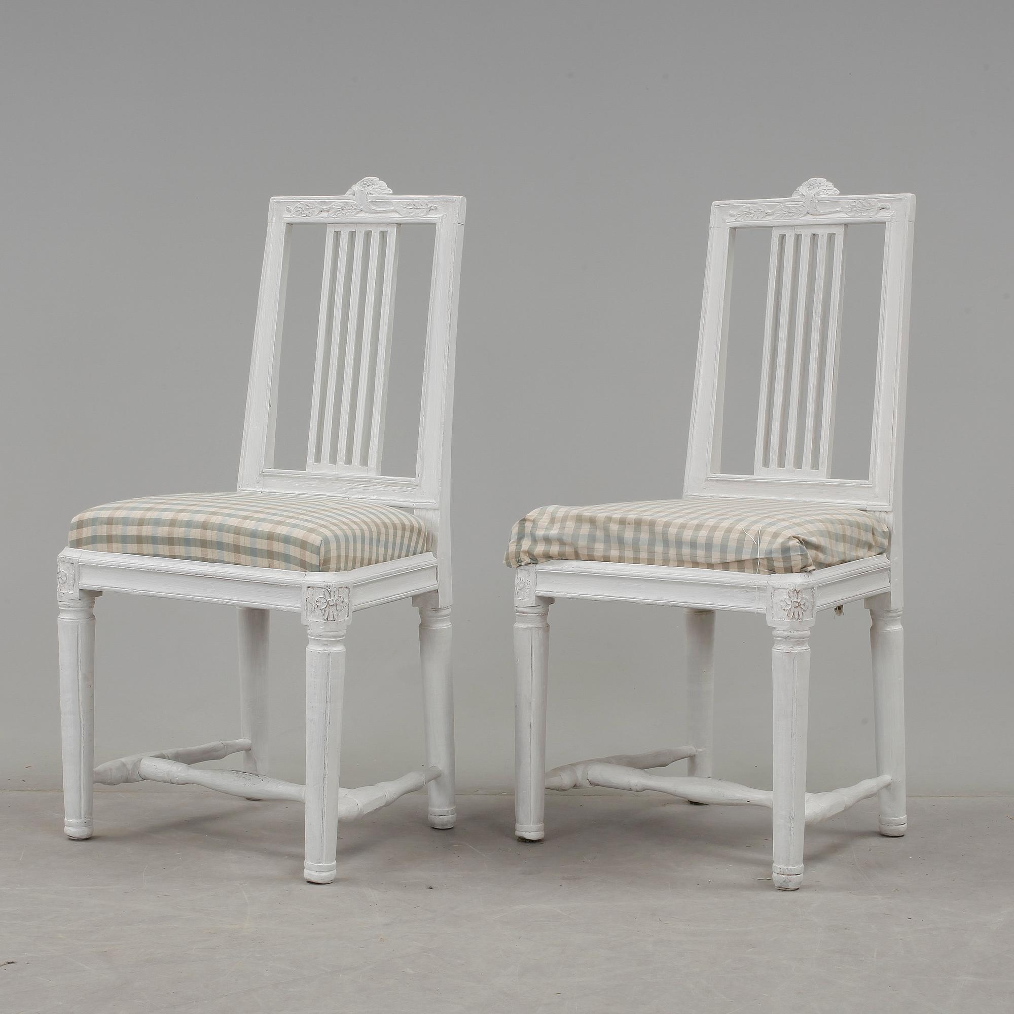 STOLAR ett par, gustavianska, omkring 1800.