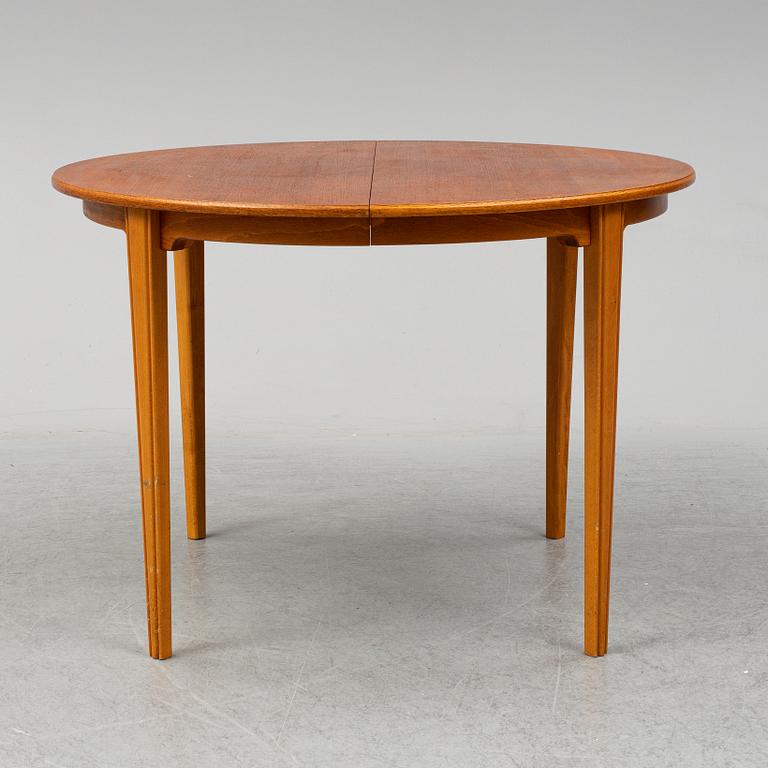 A mid 20th century dining table, 2 leaves included.