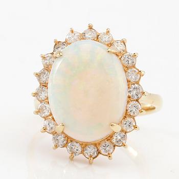 Ring 14K guld med opal-dublett samt runda briljantslipade diamanter.