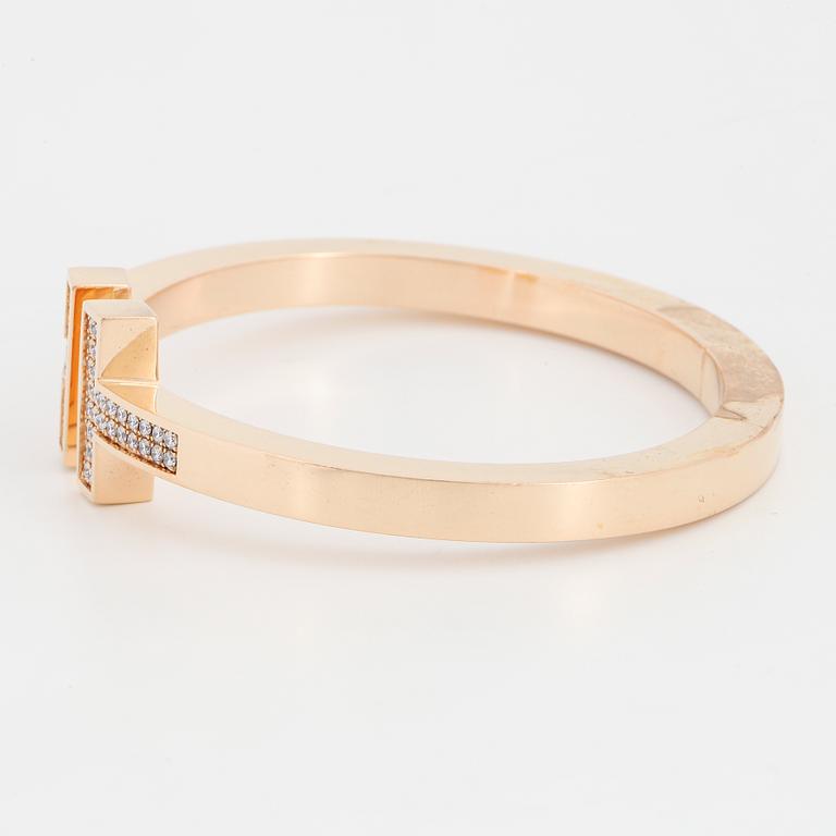 A Tiffany bracelet "T" in 18K rose gold set with round brilliant-cut diamonds.