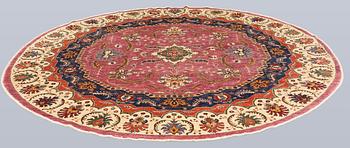 A rug, Ziegler design, diameter approx. 244 cm.