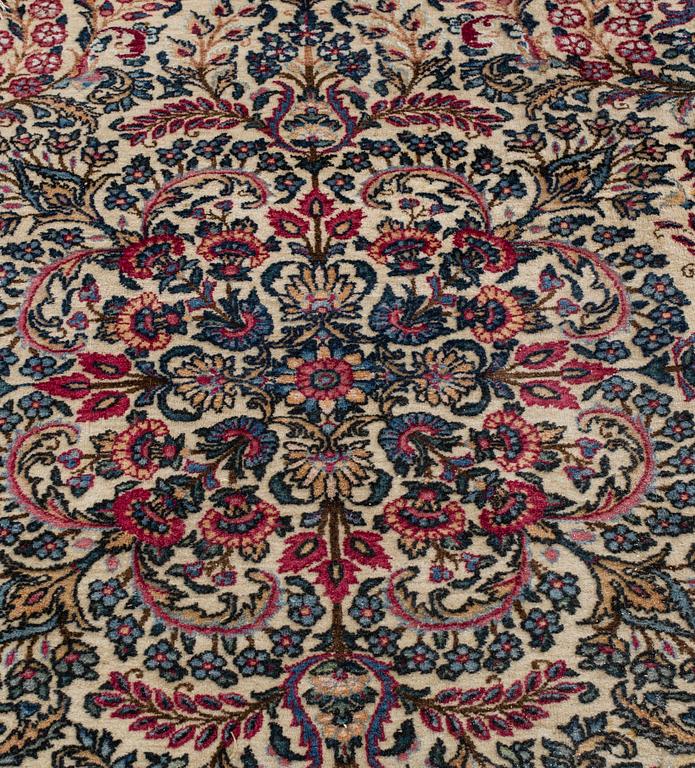 A SEMI-ANTIQUE KIRMAN RUG. 294X205.