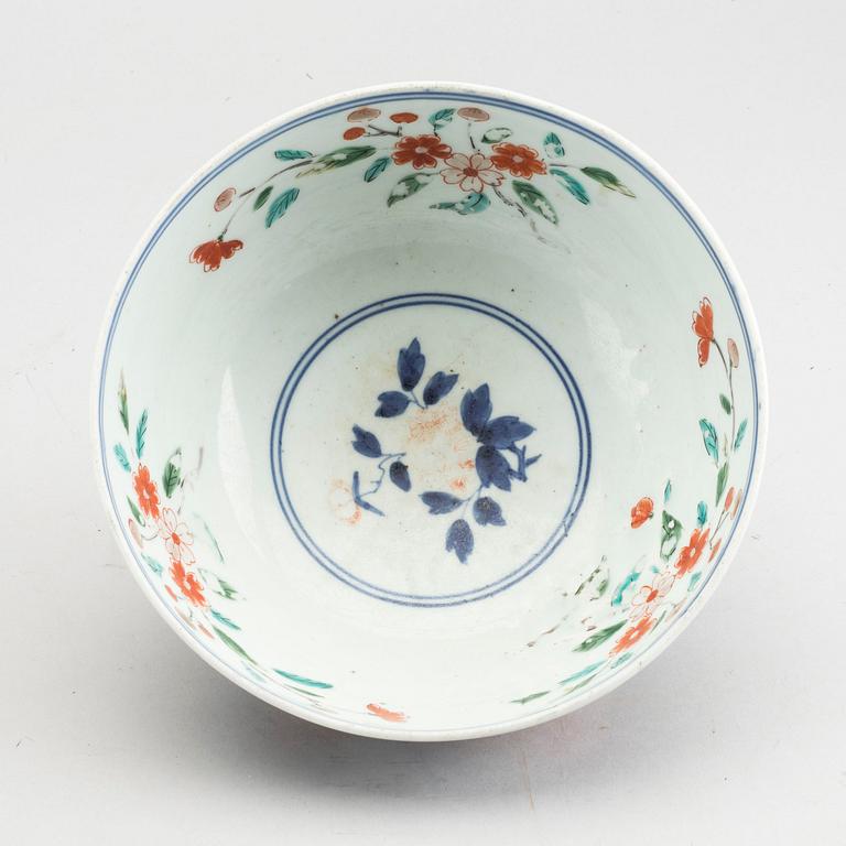 A Japanese porcelain Edo bowl, 19th century.