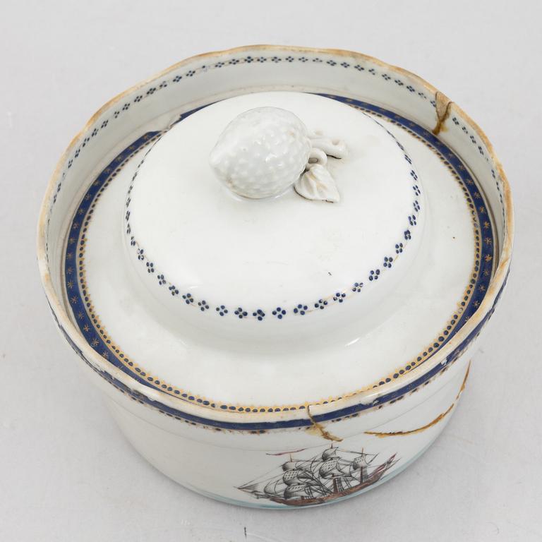 Four enamelled plates and butter a tureen with cover, export porcelain, Qing dynasty, Jiaqing (1796-1820).