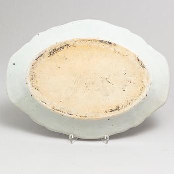 A blue and white export porcelain tureen with cover and a serving dish, Qing dynasty, Qianlong (1736-95).