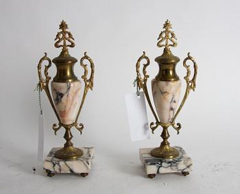 PRYDNADSURNOR, ett par. Louis XV-stil, 1800-tal.