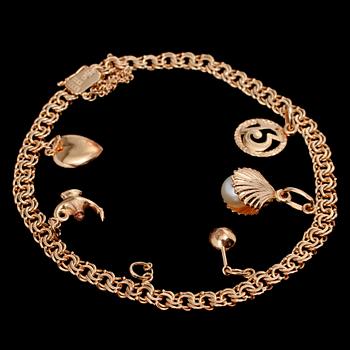 ARMLÄNK, 18k guld med 5 berlocker och odlad pärla, Goax, Stockholm, 1952. Vikt 12 g.