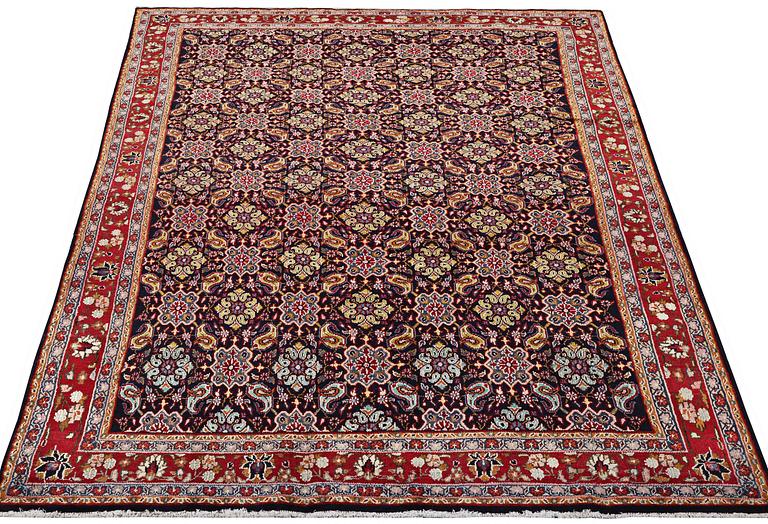 A Hamadan carpet, c. 296 x 197 cm.
