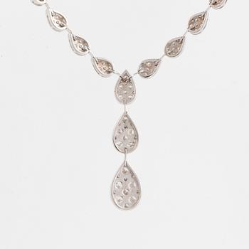 COLLIER, med briljantslipade diamanter totalt 3,05 ct.