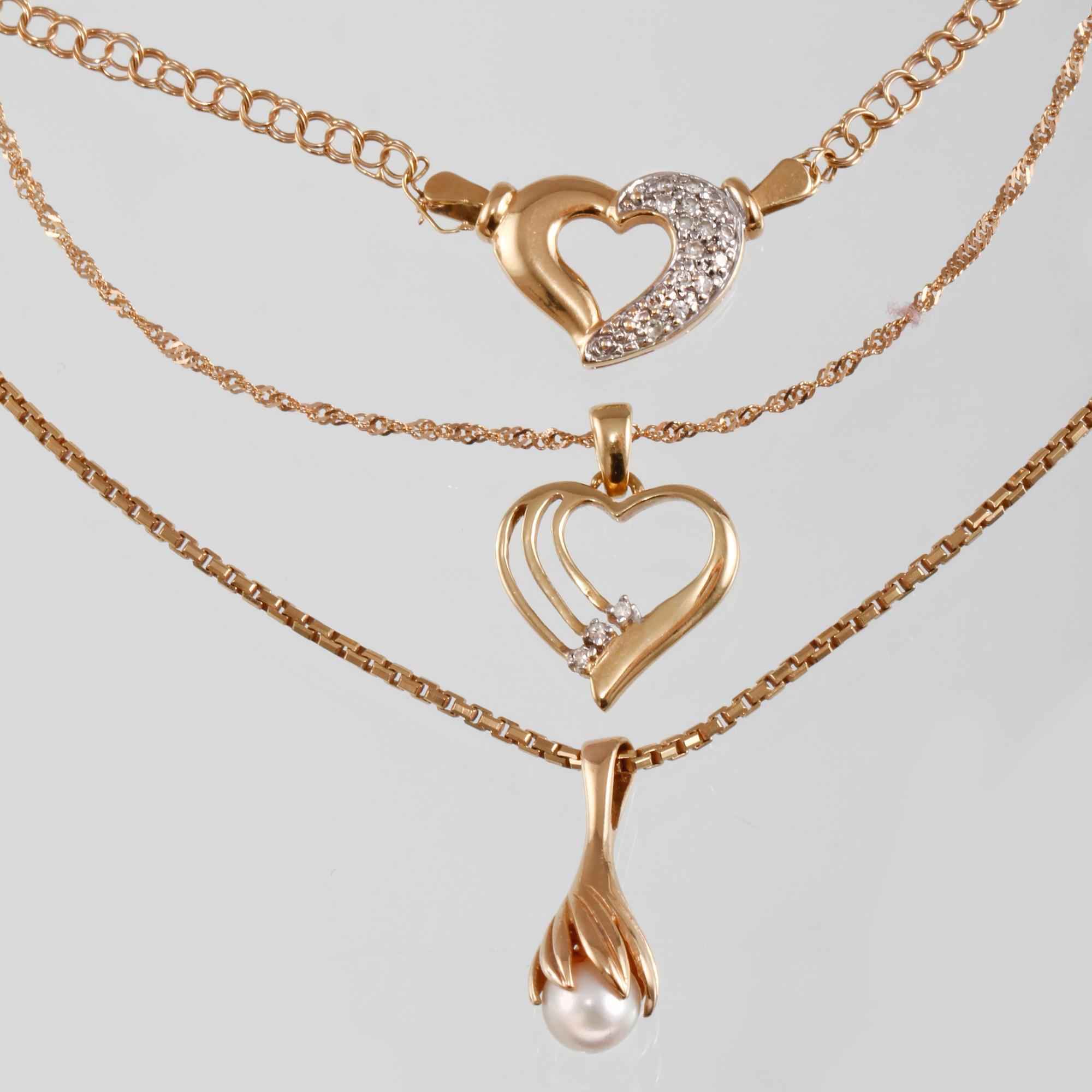 HALSSMYCKEN, 3 st, 18K guld med odlad pärla samt små fasettslipade diamanter. Vikt 13,3 gram.