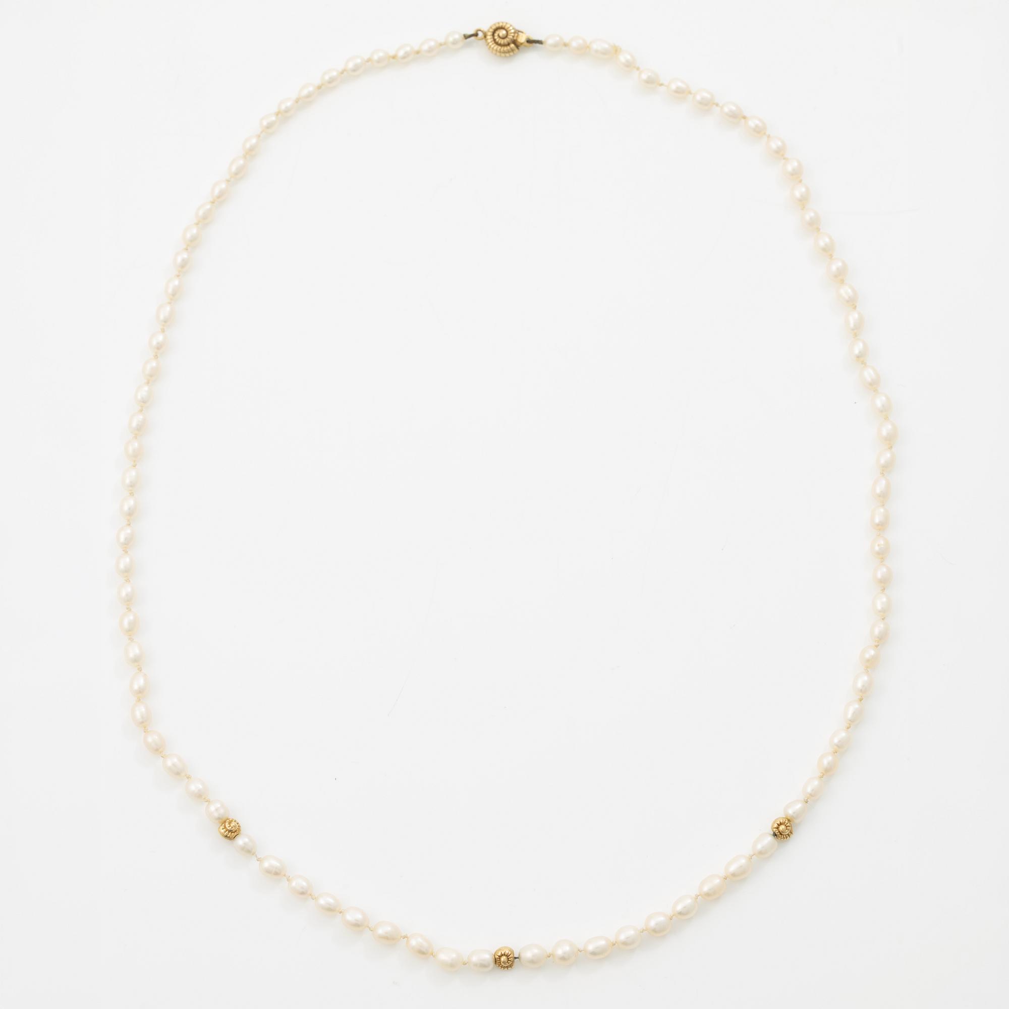 Cultured pearl necklace, with a shell-shaped clasp in 18K gold.