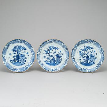 Three blue and white dishes, Qing  dynasty, Qianlong (1736-95).