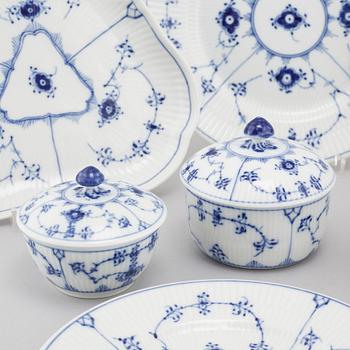 76 pieces of porcelain tableware from Royal Copenhagen in Denmark, model "Musselmalet", second half of the 20th century.