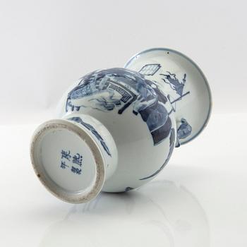 Vase porcelain China late Qing.