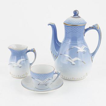 Matservis, ca 97 delar, porslin, "Blå Måsen", Bing & Grøndahl samt Royal Copenhagen, Danmark.