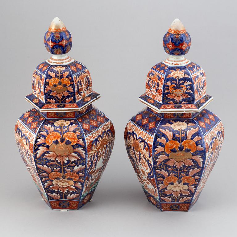 A pair of Japanese imari jars with covers, Meiji period (1868-1912).