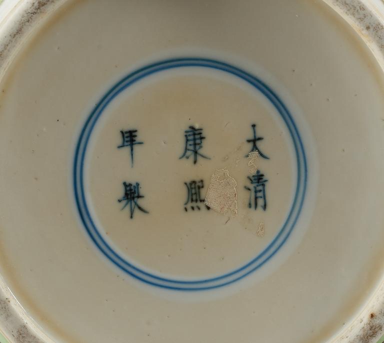 VAS, porslin. Qing dynastin, 1800-tal med Kangxis sex karaktärers märke.